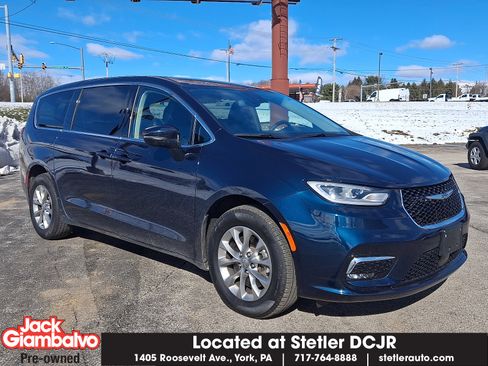 Used 2023 Chrysler Pacifica Touring-L image 1