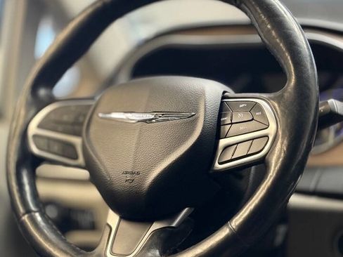 Used 2019 Chrysler Pacifica Touring-L FWD image 18