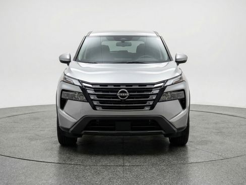 Used 2025 Nissan Rogue SV image 2