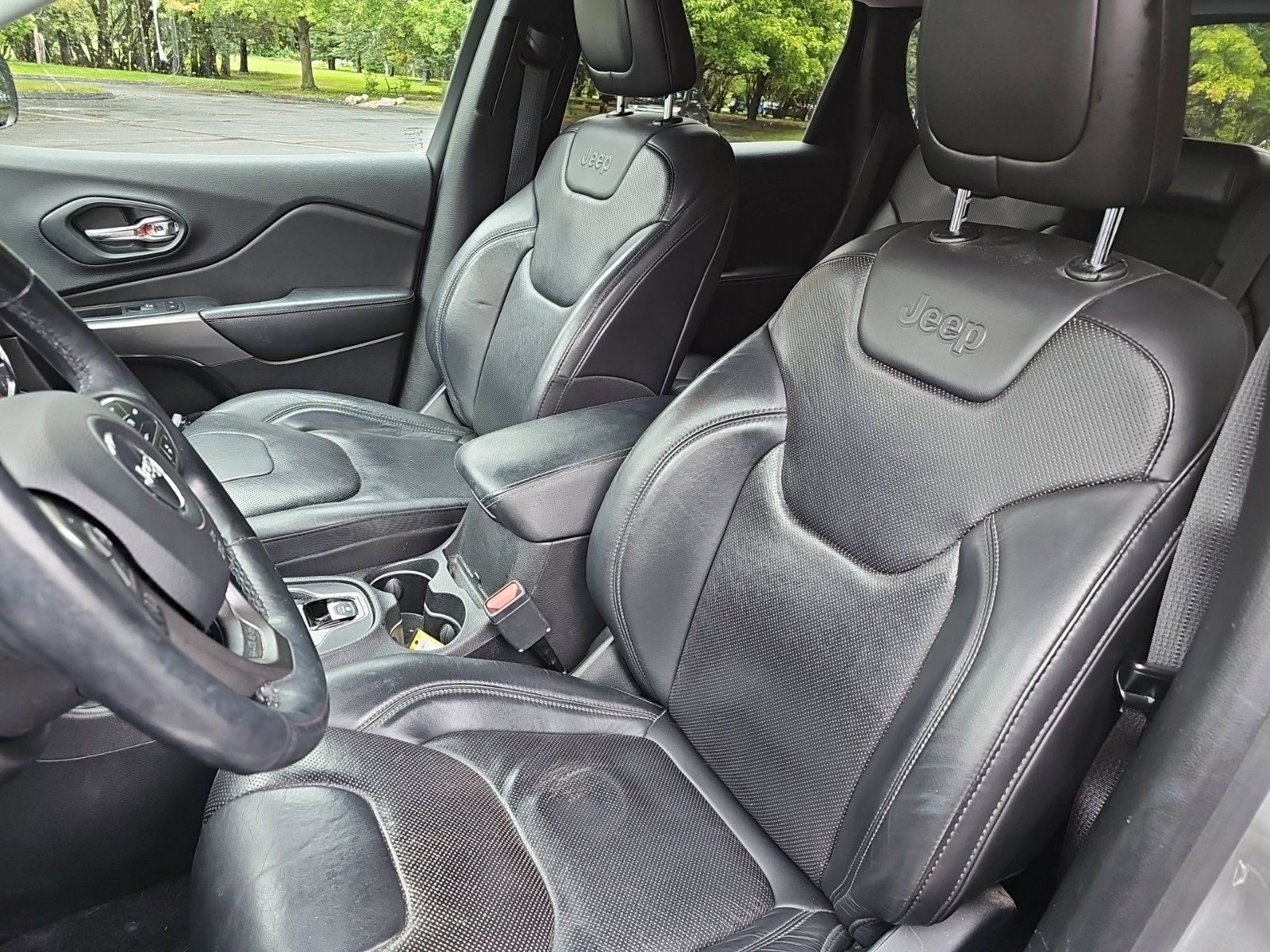 Used 2019 Jeep Cherokee Limited w/ Luxury Group AWD/4WD image 18