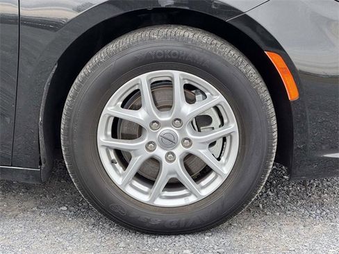 Used 2023 Chrysler Pacifica Touring-L image 28