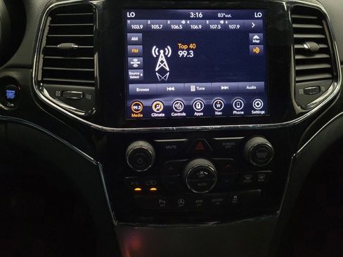 Used 2022 Jeep Grand Cherokee Limited image 25