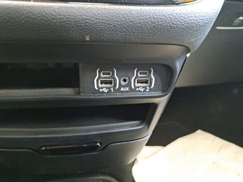 Used 2024 Chrysler Pacifica Limited FWD image 13
