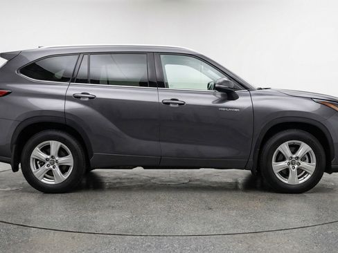 Used 2025 Toyota Highlander LE image 11