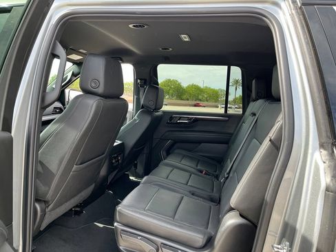 Used 2025 Chevrolet Suburban Z71 AWD/4WD image 11