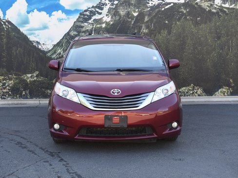 Used 2017 Toyota Sienna XLE Premium FWD image 5
