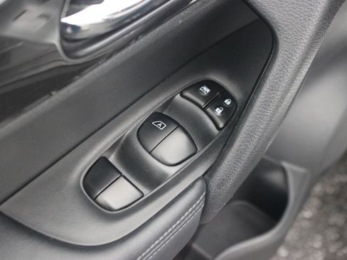 Used 2018 Nissan Rogue SV image 15