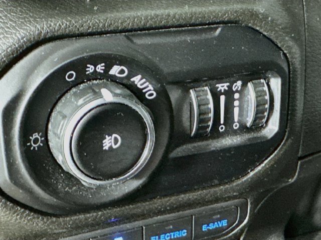 Used 2022 Jeep Wrangler Unlimited Sahara w/ Cold Weather Group AWD/4WD image 14