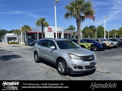 Used 2017 Chevrolet Traverse LT w/ Traveler's Package AWD/4WD image 1