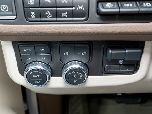 Used 2023 GMC Yukon XL Denali w/ Denali Reserve Package image 35