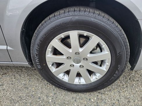 Used 2016 Chrysler Town & Country Touring image 9