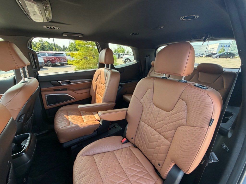 Used 2025 Kia Telluride AWD image 8