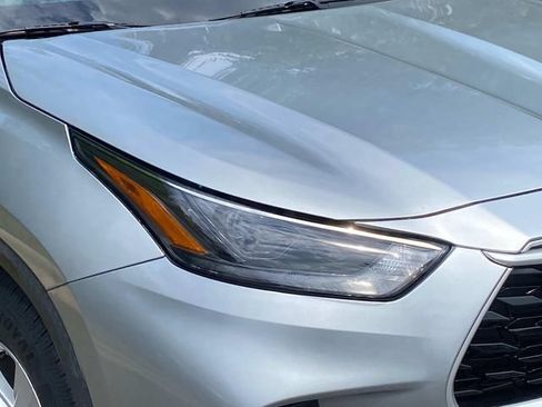 Used 2022 Toyota Highlander L FWD image 4