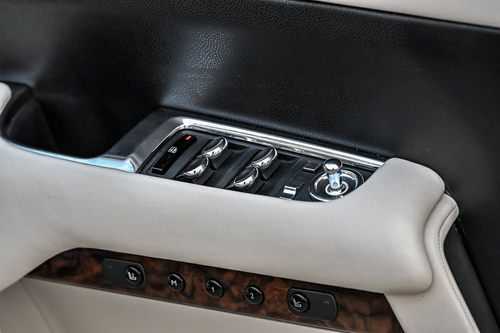 Used 2016 Rolls-Royce Wraith RWD image 17