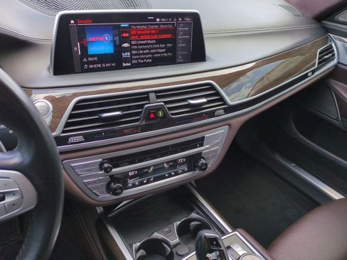 Certified 2022 BMW 740i w/ Premium Package image 30