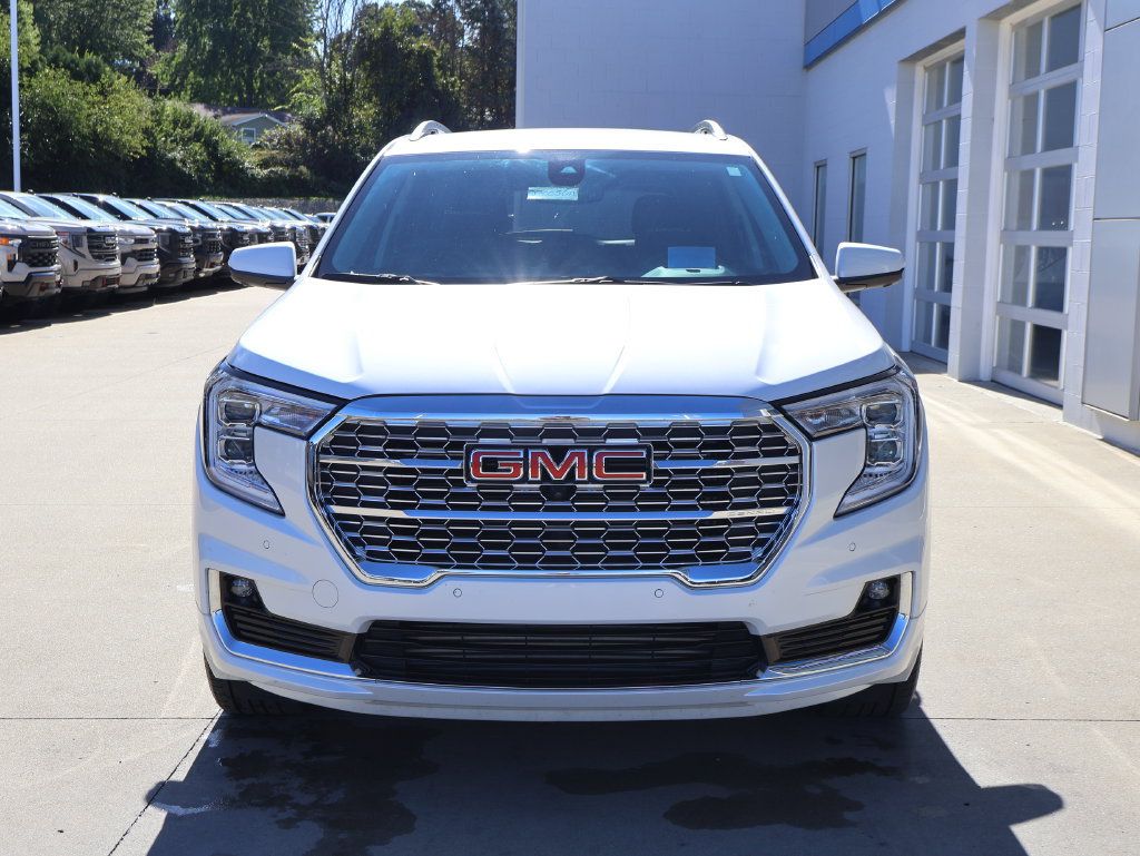 Used 2024 GMC Terrain Denali w/ Denali Premium Package AWD/4WD image 5