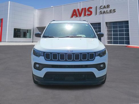 Used 2025 Jeep Compass Latitude w/ Sun & Sound Group AWD/4WD image 2