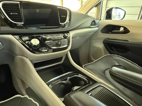 Used 2023 Chrysler Pacifica Limited FWD image 44