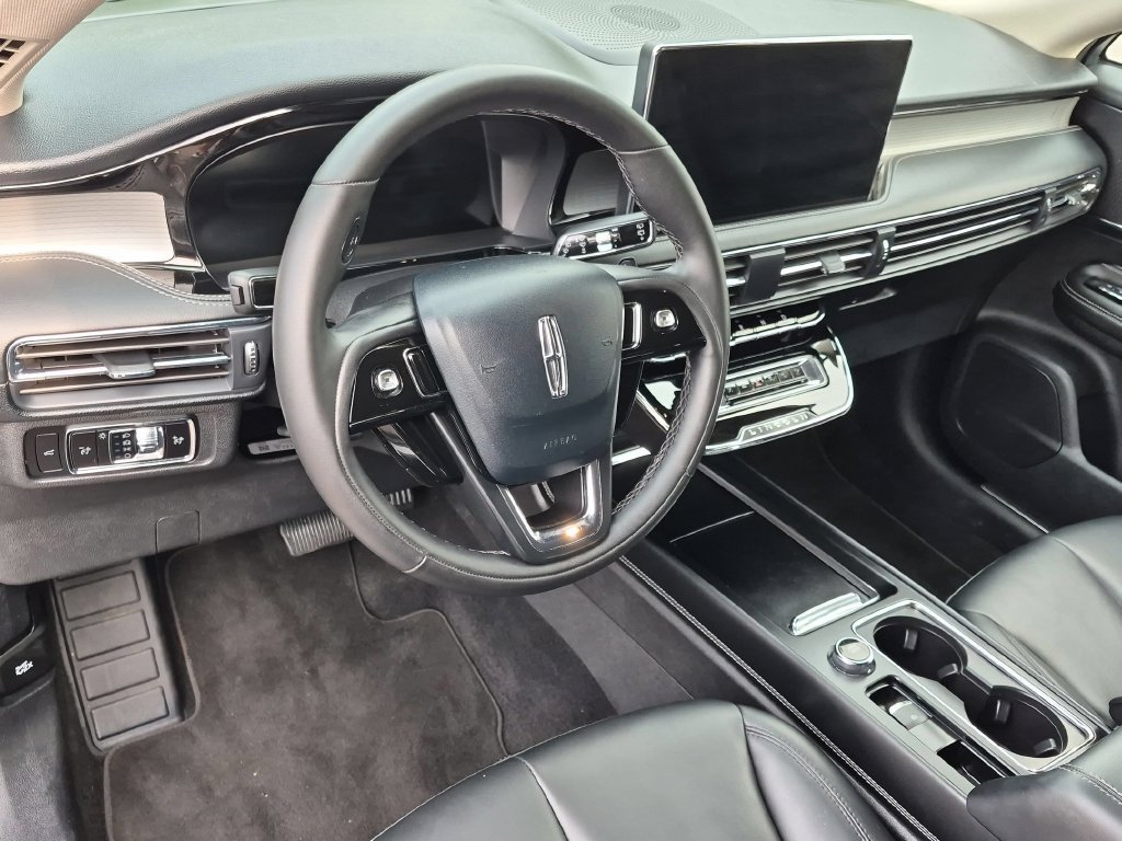 Used 2025 Lincoln Corsair AWD image 12