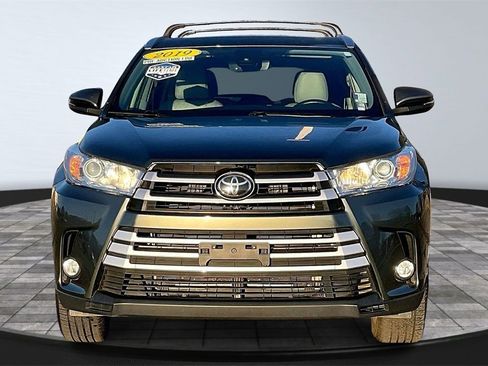 Used 2019 Toyota Highlander XLE image 3