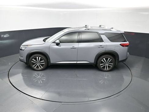 Used 2024 Nissan Pathfinder Platinum FWD image 17