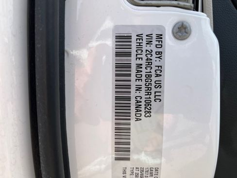 Certified 2024 Chrysler Pacifica Touring-L FWD image 12