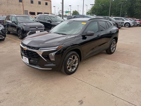 Used 2025 Chevrolet Trax LT w/ LT Convenience Package FWD image 1