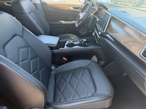 Used 2025 Volkswagen Atlas SE FWD image 18