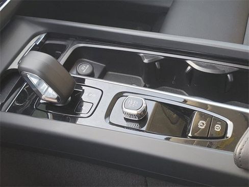 Certified 2025 Volvo XC60 T8 Plus w/ Protection Package Premier image 27