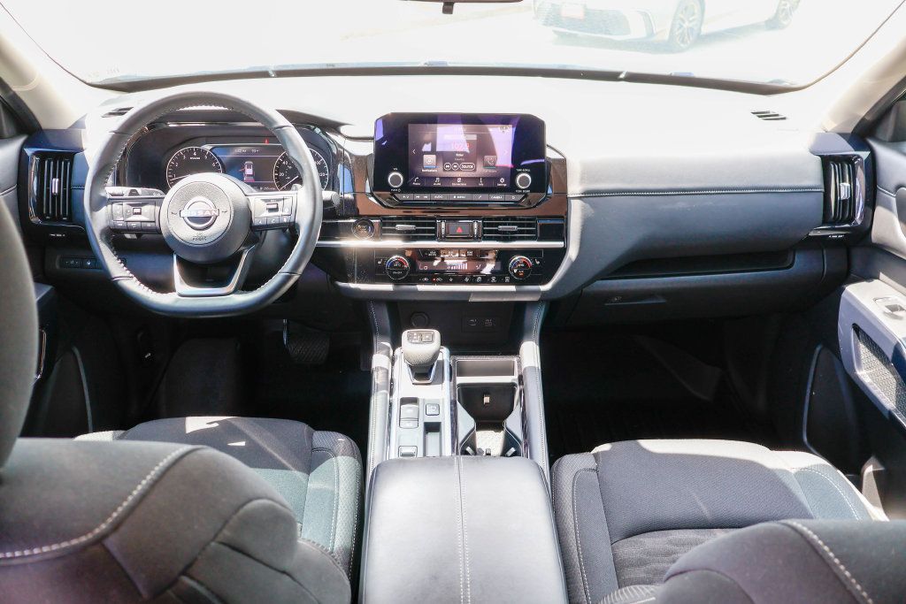 Used 2025 Nissan Pathfinder SV FWD image 8