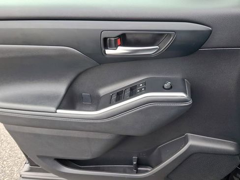 Used 2024 Toyota Highlander XLE image 14