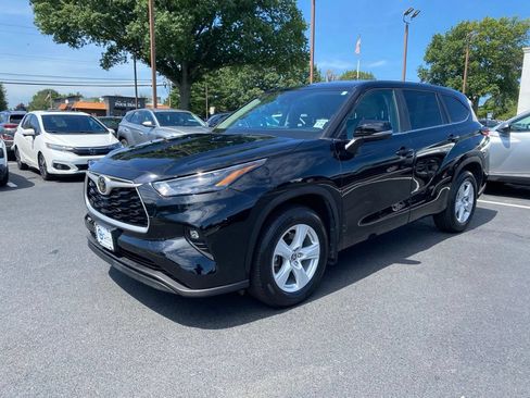 Used 2024 Toyota Highlander LE AWD/4WD image 6