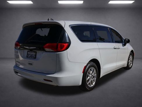 Used 2022 Chrysler Voyager LX image 4