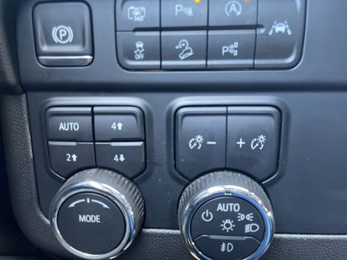 Used 2025 Chevrolet Suburban Z71 image 25