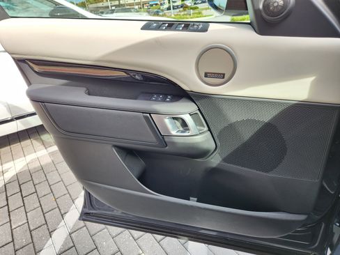 Used 2025 Land Rover Discovery S image 25