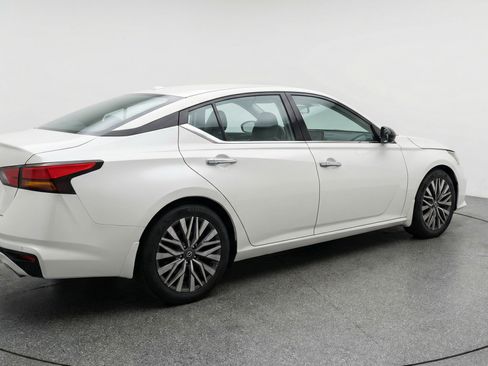 Used 2025 Nissan Altima 2.5 SV image 9