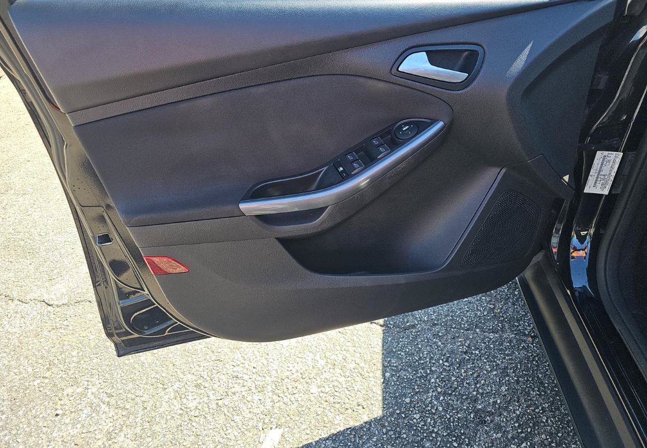 Used 2013 Ford Focus Titanium w/ Titanium Handling Pkg FWD image 12