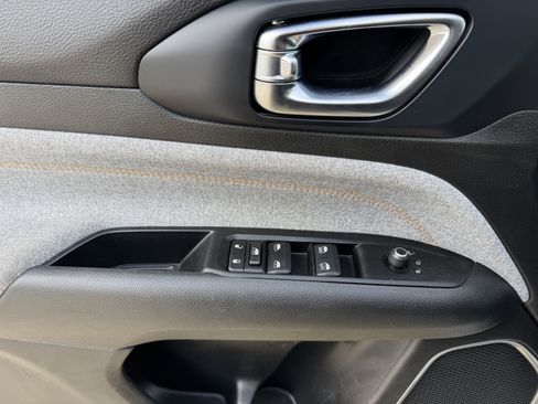 Used 2022 Jeep Compass Sport image 9