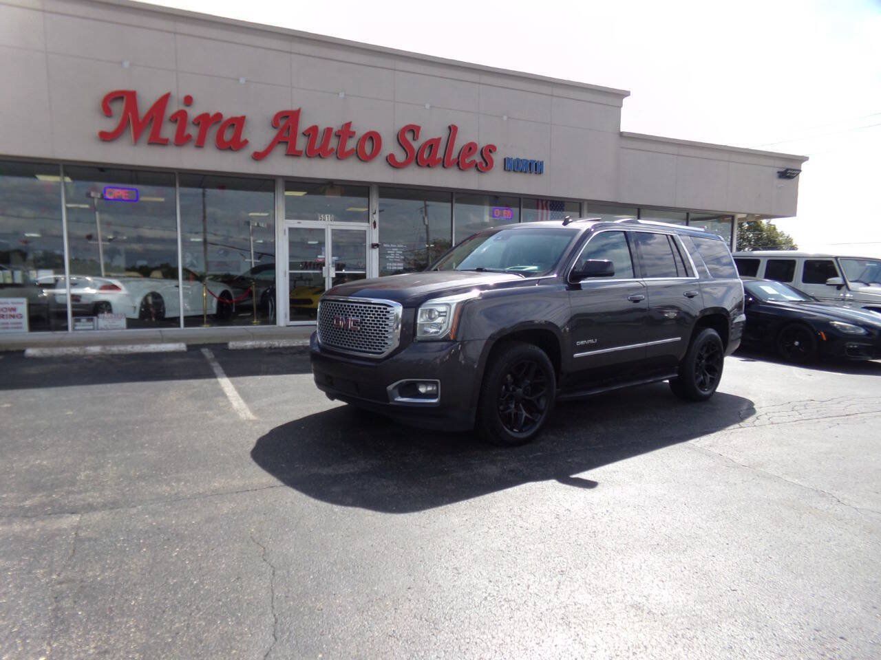Used 2015 GMC Yukon Denali w/ Touring Package AWD/4WD image 2