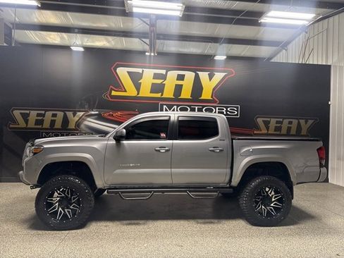 Used 2020 Toyota Tacoma SR5 w/ Technology Package image 3