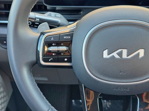 Used 2025 Kia Carnival EX FWD image 21