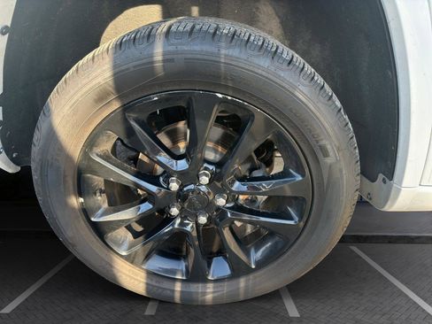 Used 2020 Jeep Grand Cherokee Altitude image 23