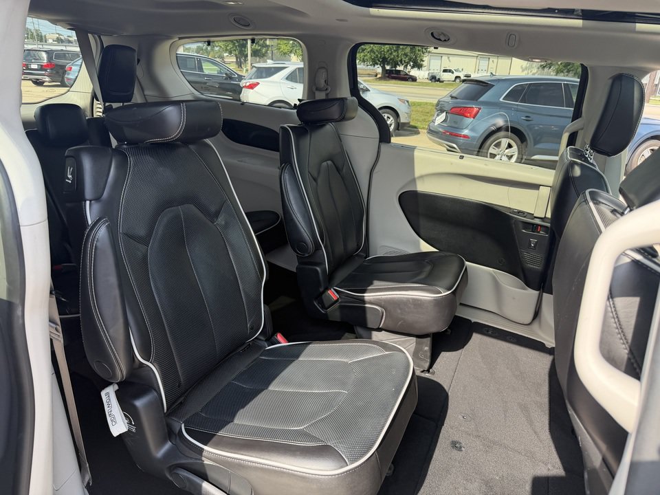 Used 2023 Chrysler Pacifica Limited FWD image 15