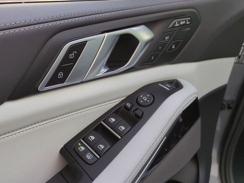 Used 2026 BMW X7 xDrive40i w/ M Sport Package image 15