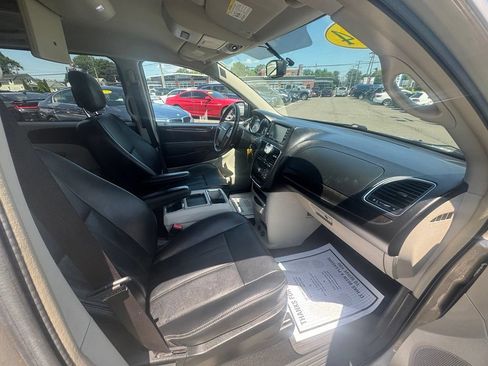 Used 2014 Chrysler Town & Country Touring FWD image 20