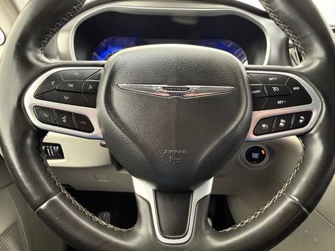 Used 2022 Chrysler Pacifica Touring-L FWD image 43