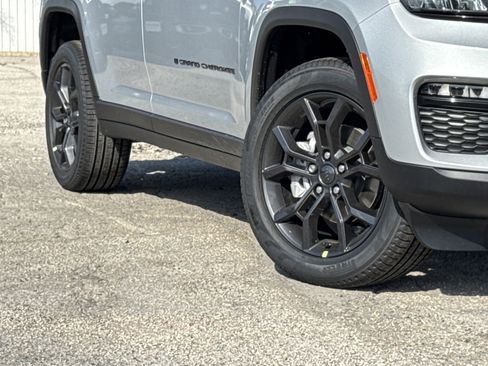 New 2025 Jeep Grand Cherokee Limited image 3