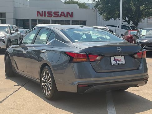 Used 2025 Nissan Altima 2.5 SV FWD image 6