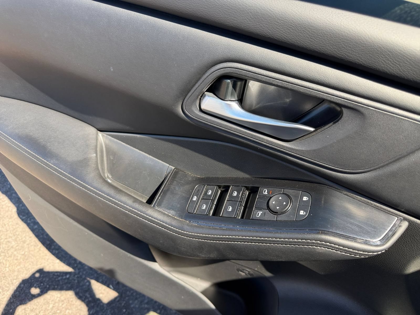 Used 2025 Nissan Rogue SV FWD image 18
