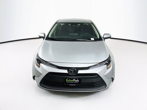 Used 2025 Toyota Corolla LE FWD image 2